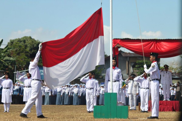 Kementerian Pendidikan Imbau Seluruh Instansi Pendidikan Gelar Upacara Bendera untuk Hari Pendidikan Nasional 2025