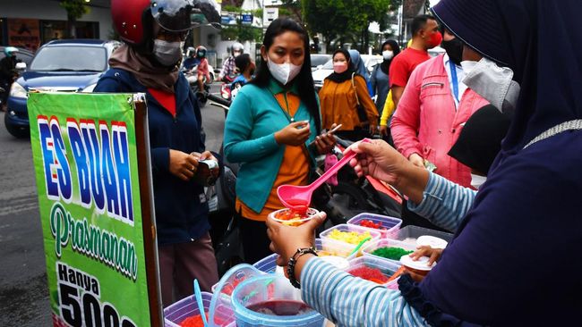 Hari Pertama Puasa Berlangsung Meriah Warga Serbu Berbagai Lokasi Berburu Takjil
