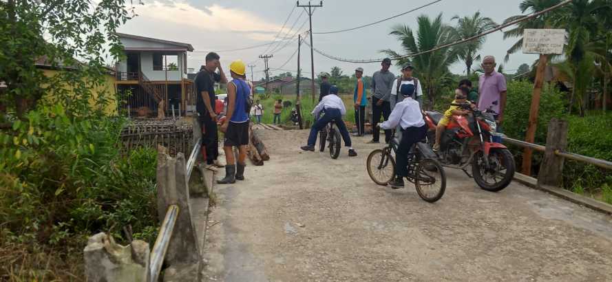 Pemerintah Desa Keritang Tinjau Kondisi Jalan Penyeberangan Jembatan Bersama Camat Kemuning