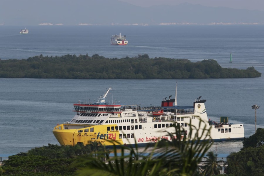 ASDP memastikan adanya jalur khusus bagi kendaraan prioritas agar arus lalu lintas di sekitar pelabuhan tetap terkendali selama bulan suci ramadhan ASDP memastikan adanya jalur khusus bagi kendaraan prioritas agar arus lalu lintas di sekitar pelabuhan tetap terkendali selama bulan suci ramadhan