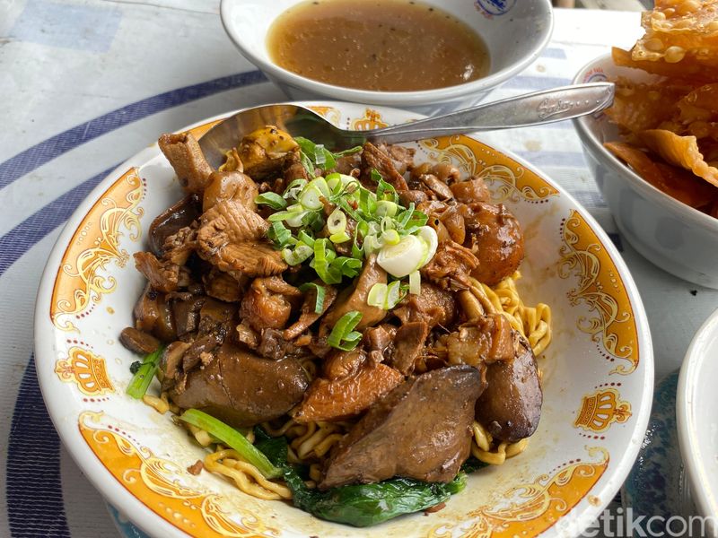 Mie Ayam Legendaris H. Batong Topping Ati Ampela dan Uritan