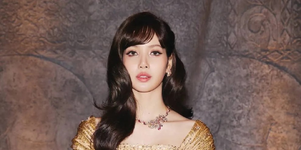 Lisa BLACKPINK Angkat Warisan Thailand Lewat Balmain Couture Elegan