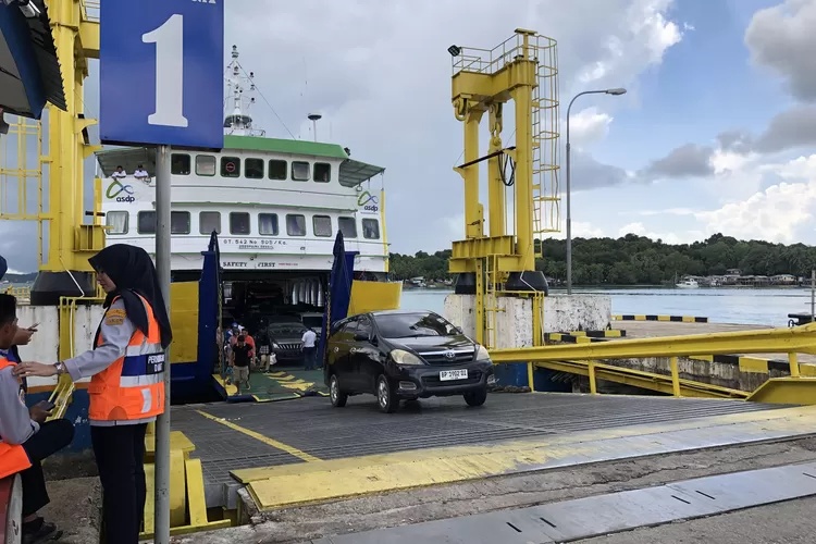 Lonjakan Kendaraan Warnai Ramainya Penyeberangan Uban Batam Saat Arus Balik Libur Panjang