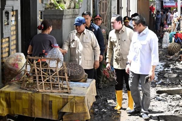 Prabowo Hadir di Lokasi Banjir Saat Rayakan Tahun Baru Bersama Masyarakat