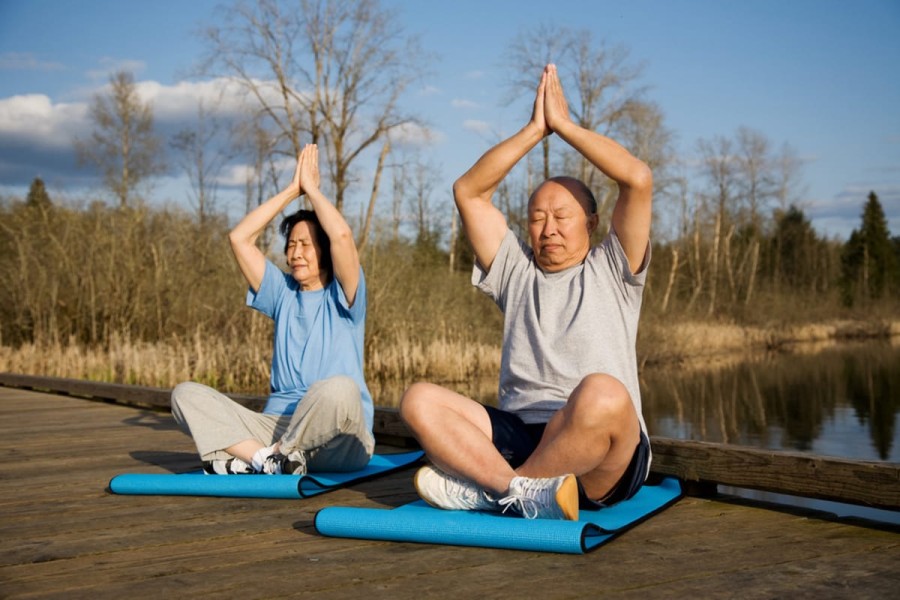 Lansia Bahagia dengan Latihan Yoga yang Tepat
