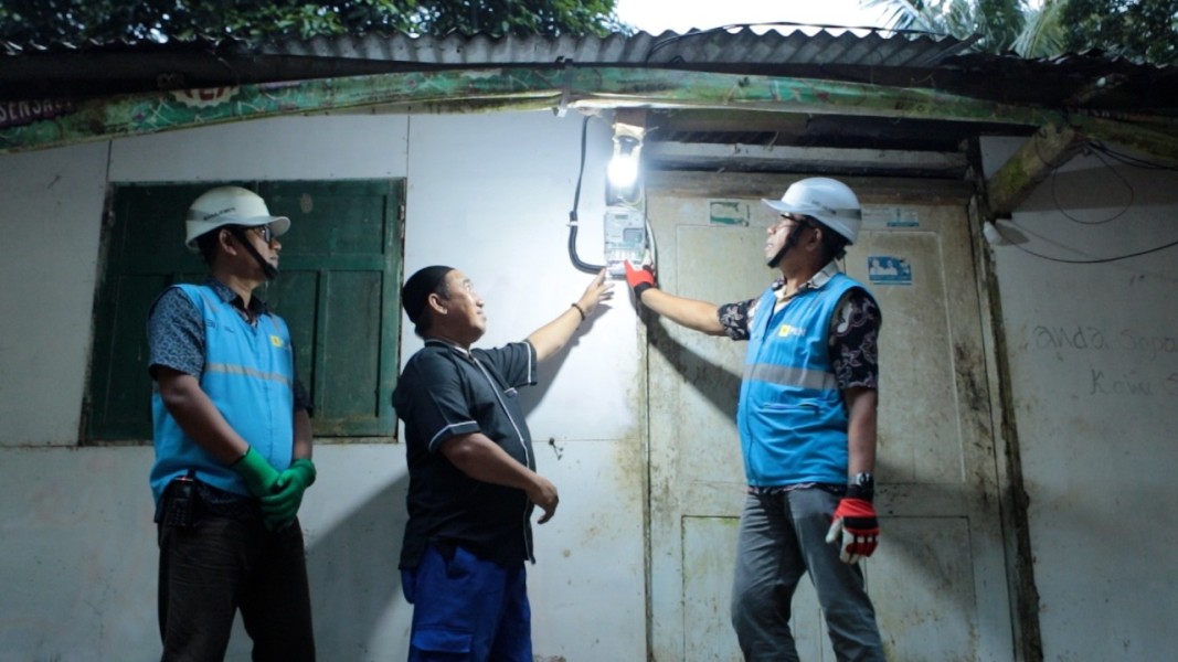 Listrik PLN Terangi Bandealit