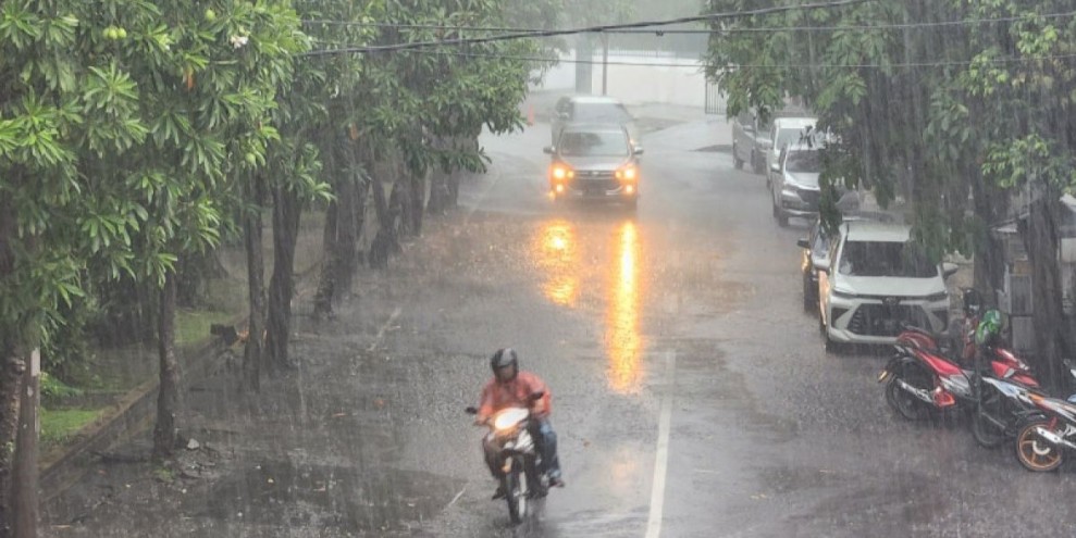 BMKG Ingatkan Warga Jatim Waspada Hujan dan Angin Senin 6 April 2026