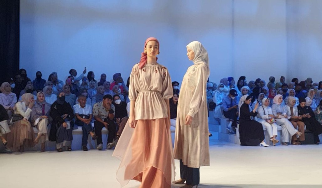 Tren Fashion Musim Semi 2025: Warna Lembut dan Gaya Feminin Dominasi Panggung Mode Dunia