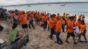 Aksi Bersih Sampah di Pantai Kelan: Kolaborasi Angkasa Pura Support dan Jurnalis Peduli Sampah