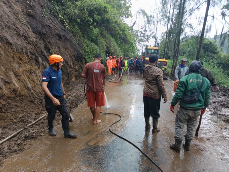 Longsor Kembali Mengguncang Jalur Wisata Bromo, Empat Titik Diterjang Longsoran