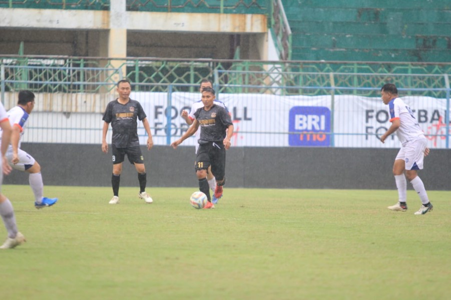 Pertandingan Sepak Bola Persahabatan Antara Pemda Bangkalan FC dan Putra Samudra FC Tanjung Bumi Tingkatkan Silaturahmi dan Kekompakan
