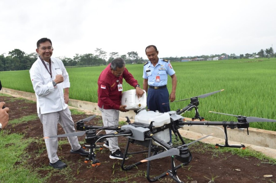 Bantuan Drone Canggih, Bibit Padi, dan Sistem Listrik Dukung Peningkatan Produktivitas Petani Seluma