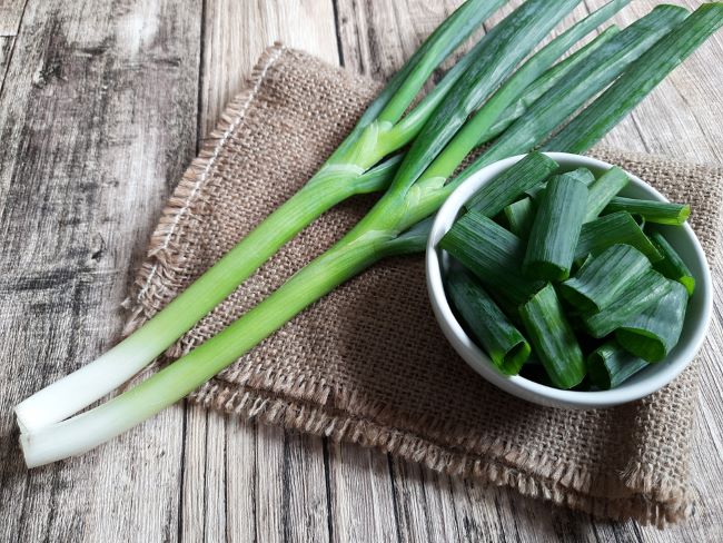 3 Tips Praktis Cara Menyimpan Daun Bawang Agar Tetap Hijau dan Segar