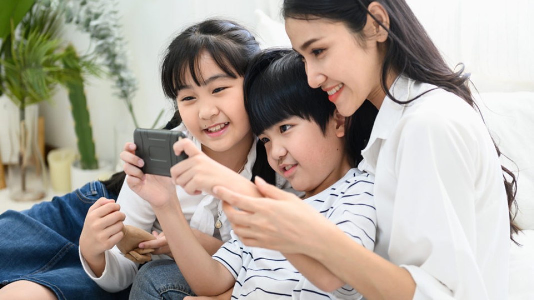 Gadget dan Hubungan Anak-Orang Tua: Tantangan Era Digital