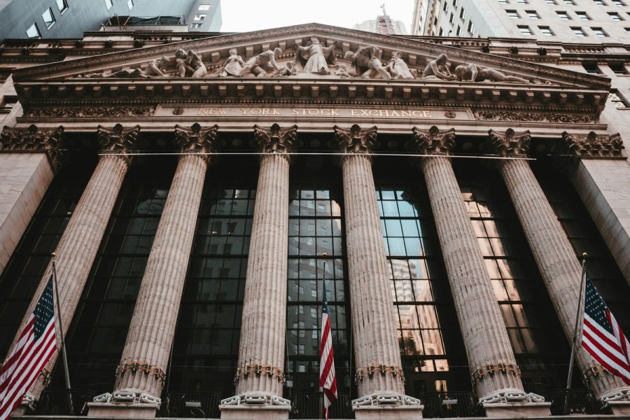 Wall Street Ditutup Menguat Tajam, Laba Bank Besar dan Pernyataan The Fed Redam Kekhawatiran Perang Dagang