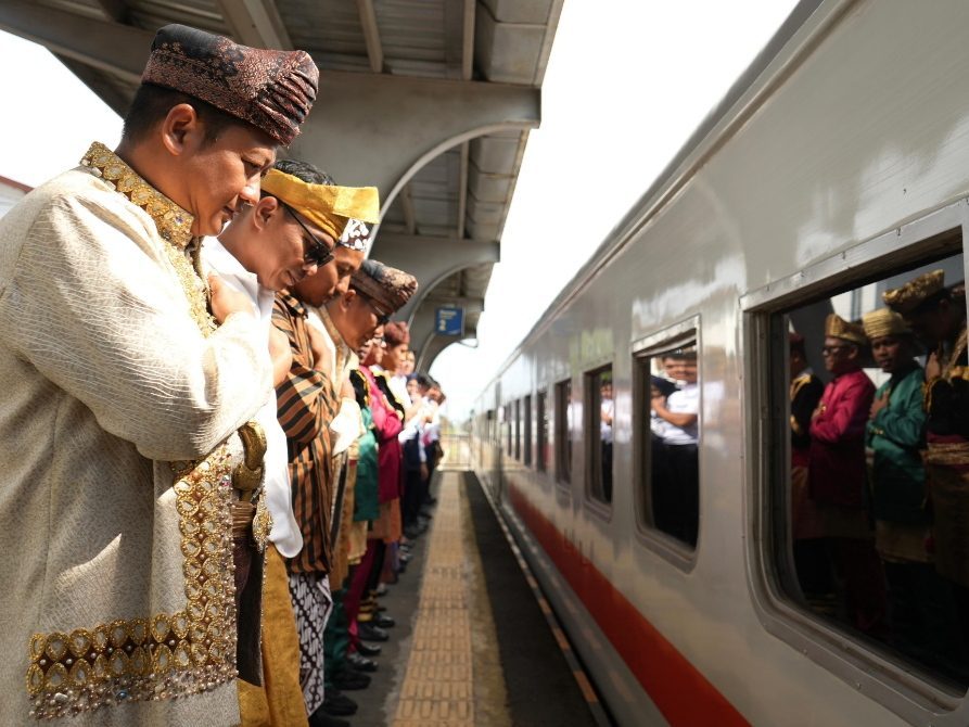 KAI Divre II Sumbar Meriahkan HUT ke 80 RI di Kereta dan Stasiun