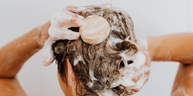 Jangan Ragu! Ketahui Hukum Keramas Saat Puasa Menurut Islam