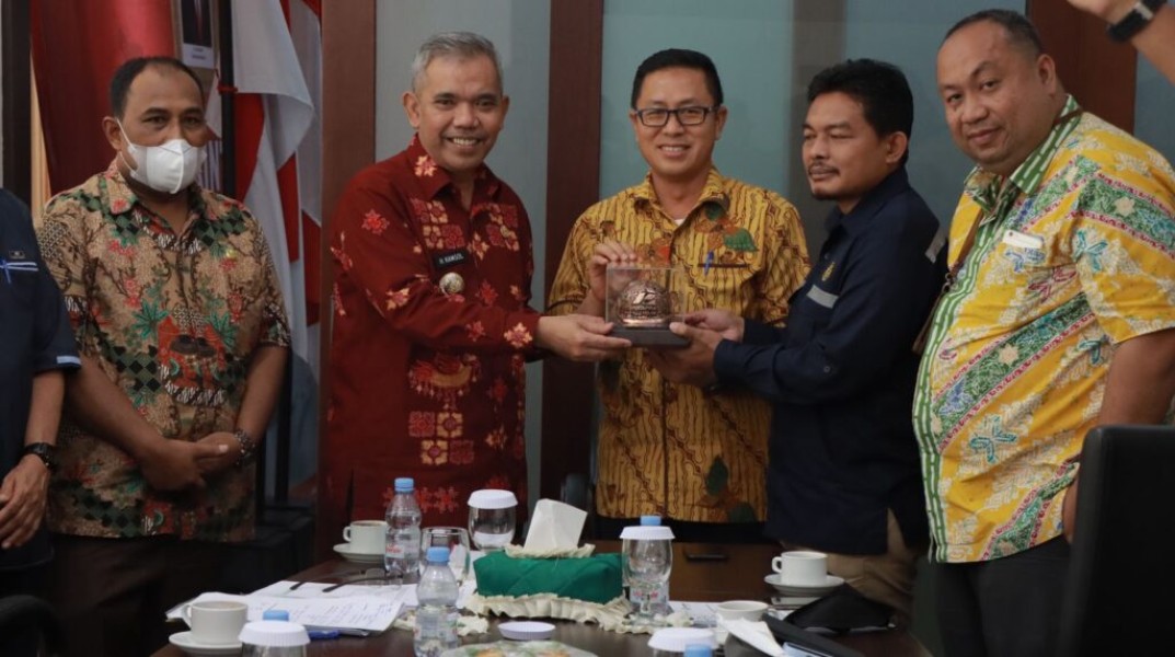 Izhar Fauzi Resmi Sandang Gelar Datuk Maharadjha Sri Indera Muda Ke VII di Desa Perupuk, Batu Bara