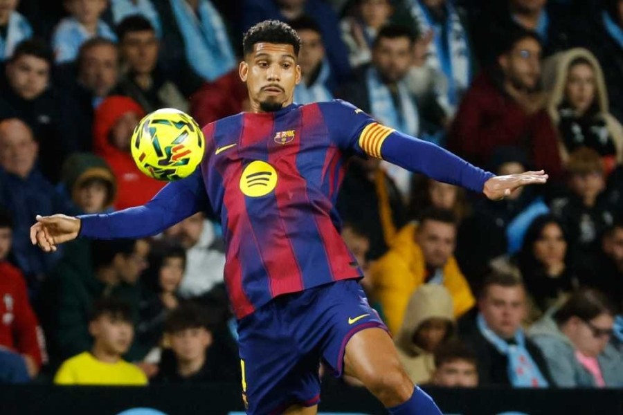 Momen Emosional Ronald Araujo Peluk Hansi Flick Usai Barcelona Segel Semifinal