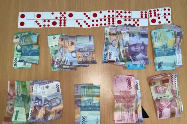 Makassar, Sulawesi Selatan Domino, permainan yang telah menjadi bagian dari budaya Indonesia sejak abad ke 17