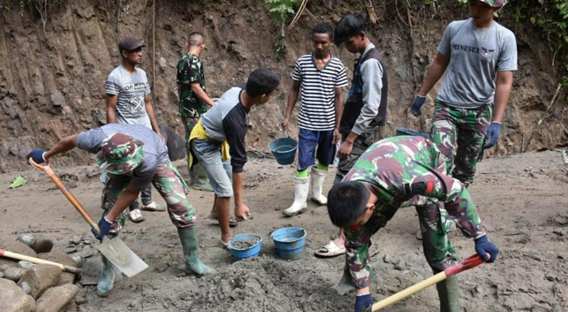 Sinergi TNI dan Warga Sintang Percepat Pembangunan Jalan Melalui Program TMMD