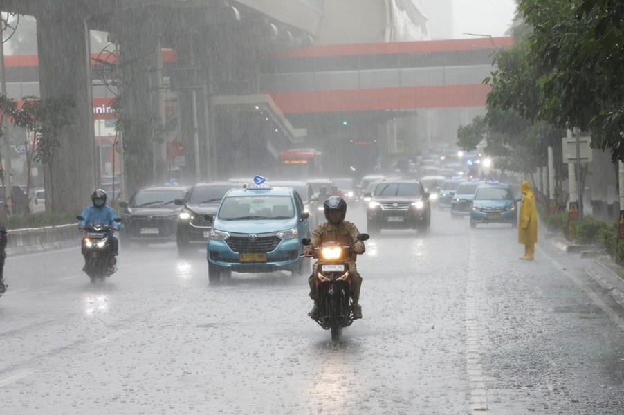 BMKG Ingatkan Hujan Lebat Petir Di 13 Wilayah Indonesia Selasa 7 April 2026