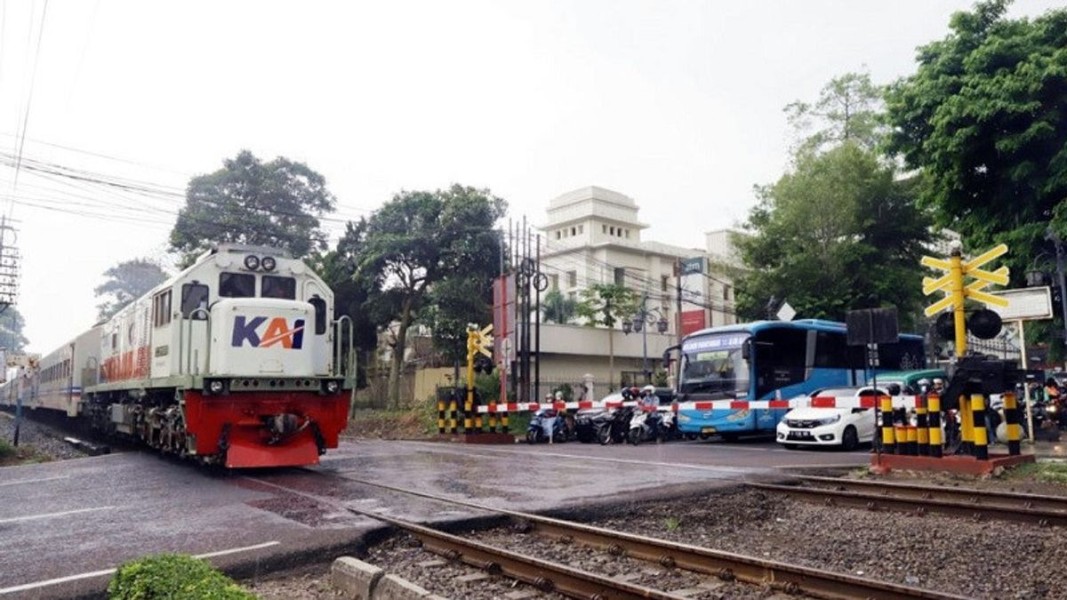 Transjakarta Optimalkan Keamanan dengan Penempatan Petugas Khusus di Perlintasan Rel Kereta Api
