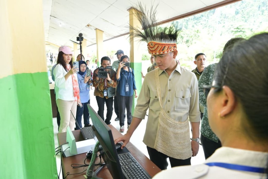Wapres Gibran Serahkan Perangkat Digital dan Tinjau Program MBG Sekolah di Papua