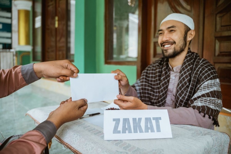 Zakat Fitrah: Mana yang Lebih Utama, Membayar dengan Uang atau Beras?