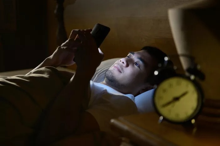 Kurangi Gadget Malam Hari Demi Jantung Sehat