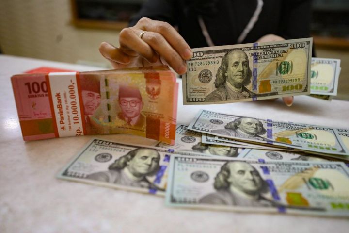 Rupiah Melemah Terhadap Dolar AS Pagi Ini Sentuh Level Rp16.890 Per Dolar