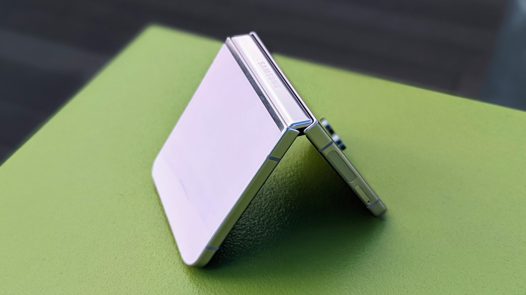 Samsung Galaxy Z Flip7 Tawarkan Desain Tipis Modern