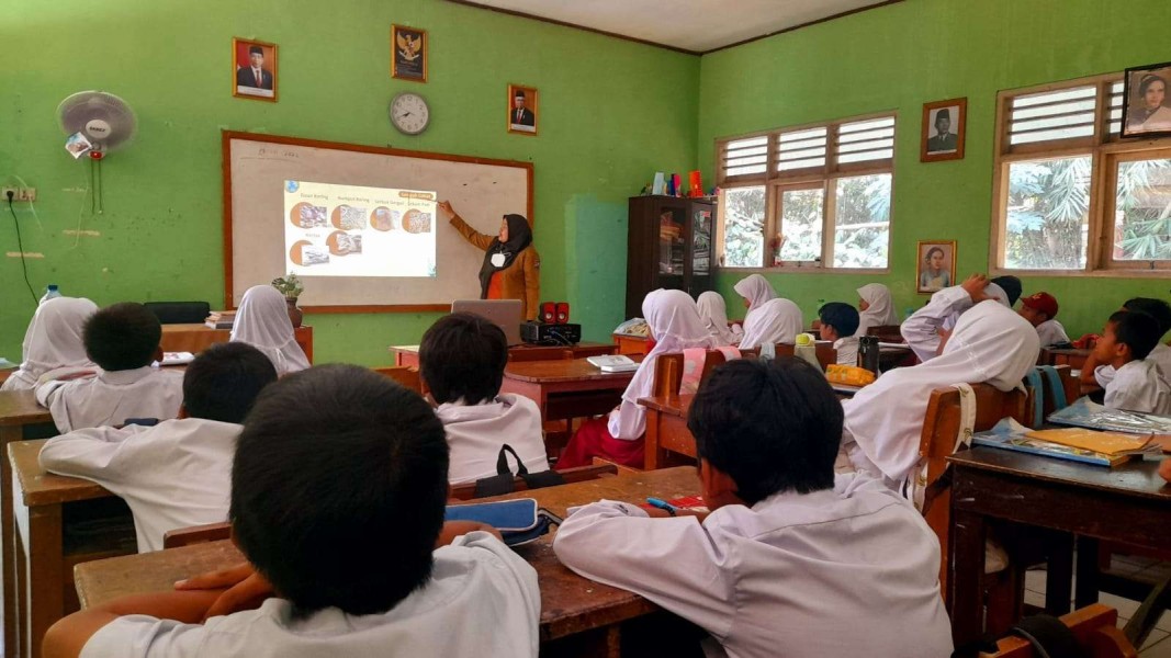 Pendidikan Guru Berbasis Kearifan Lokal: Strategi Menanamkan Karakter Bangsa di Ruang Kelas