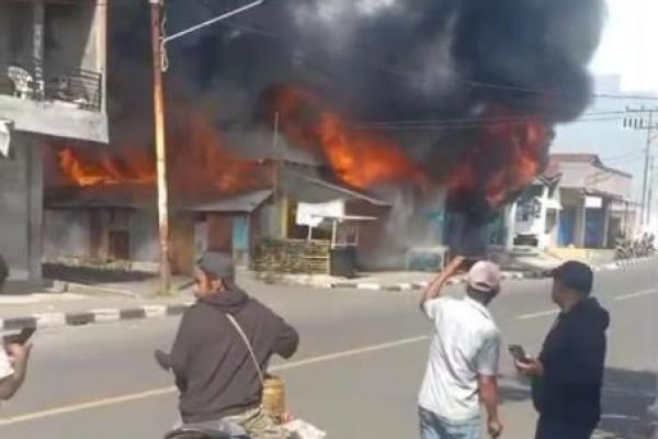 Polisi Intensif Selidiki Penyebab Kebakaran Maut di Toko Sembako Alor