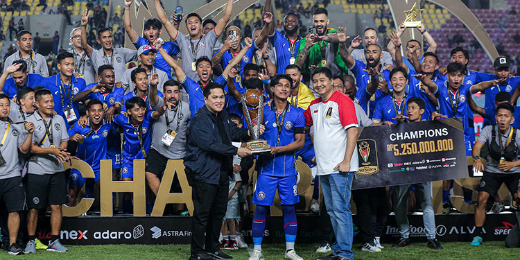 Persib Bandung Resmi Juara Liga 1 2024 2025, Erick Thohir Serahkan Trofi kepada Marc Klok di Tengah Atmosfer Meriah