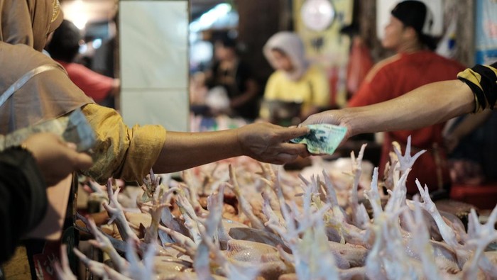 Harga Sembako Jatim Berfluktuasi, Tomat Turun Ayam Kampung Naik