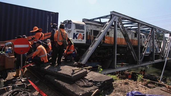 Truk Tabrak Kereta Api Harina di Semarang, Perjalanan KA Tertunda