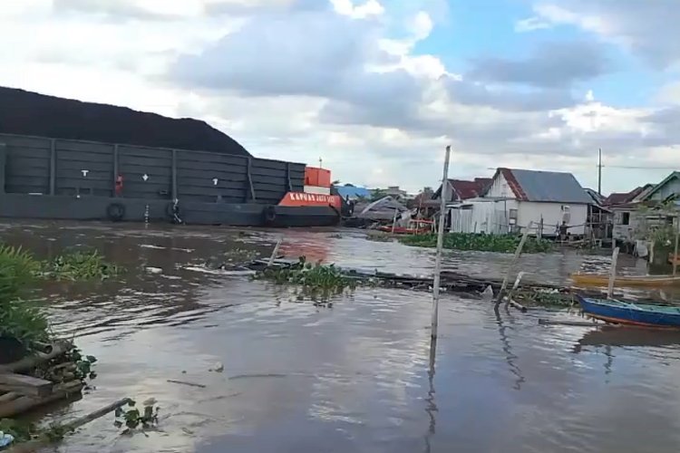 Dua Rumah Rakit Milik Warga Ambruk Dihantam Tongkang Batubara di Sungai Musi, Palembang