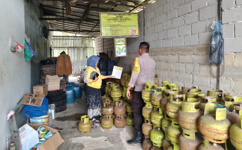 Bhabinkamtibmas Polsek Pandih Batu Gelar Sidak Pangkalan Gas LPG untuk Antisipasi Kelangkaan