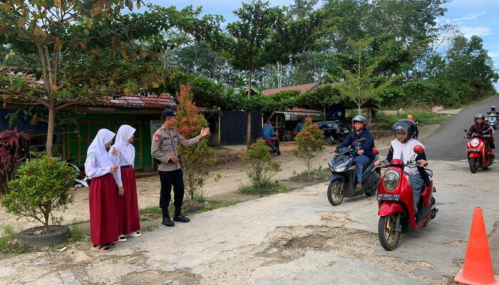 Brimob Polda Kalimantan Tengah Laksanakan Pelayanan Penyebrangan Masyarakat di Pagi Hari untuk Keamanan Siswa