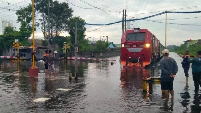 Banjir Semarang Ganggu Jalur Kereta, KAI Ubah Rute KA Brantas