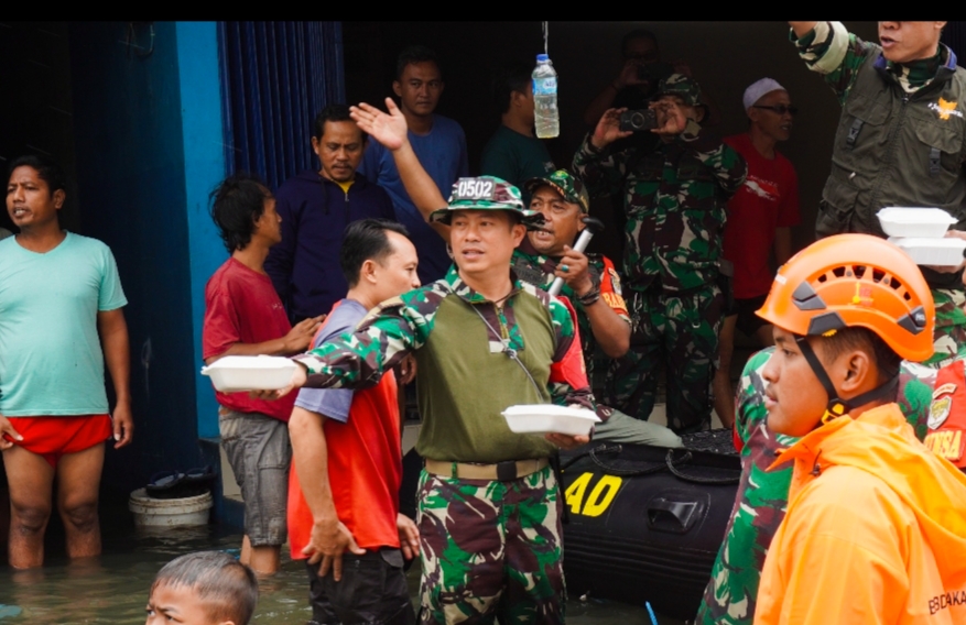 TNI Sigap Bantu Evakuasi Warga Terdampak Banjir di Kapuk Muara
