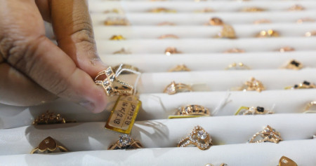 Harga Emas Perhiasan Hari Ini Januari 2026 Termurah Rp420 Ribu Per Gram