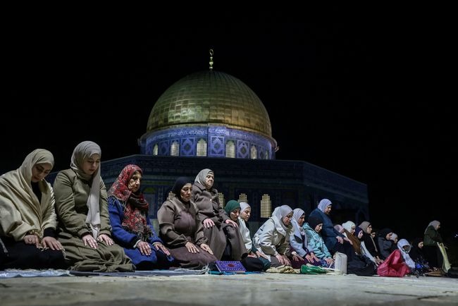 Potret Haru Keteguhan Warga Palestina Menunaikan Salat Tarawih Pertama Di Al-Aqsa