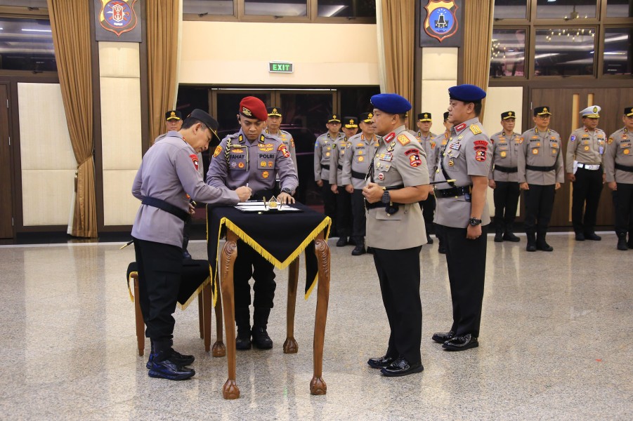 Kapolri Pimpin Sertijab Strategis Kabaintelkam dan Dankor Brimob