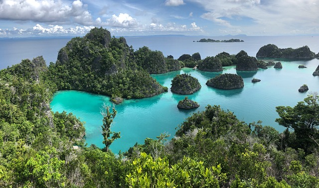 Raja Ampat Terpilih Sebagai Destinasi Wisata Terbaik 2025, Intip 6 Lokasi Eksotis Dunia Lainnya
