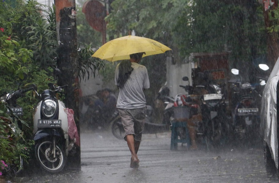 BMKG Peringatkan Surabaya Berpotensi Hujan Deras Disertai Petir Jumat