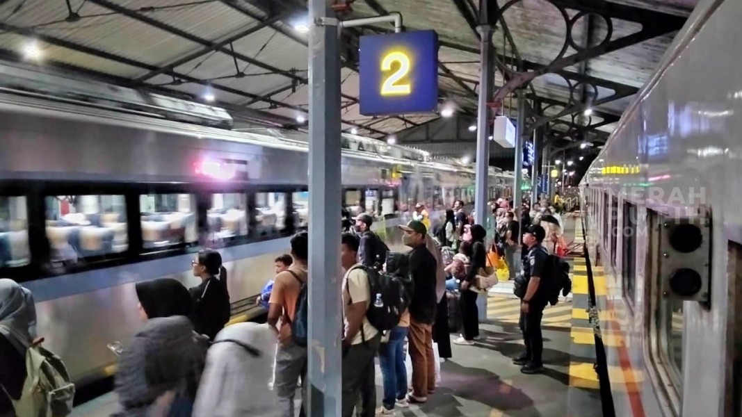 Arus Balik Nataru Dorong Kepadatan Penumpang di Stasiun KAI Daop 1 Jakarta