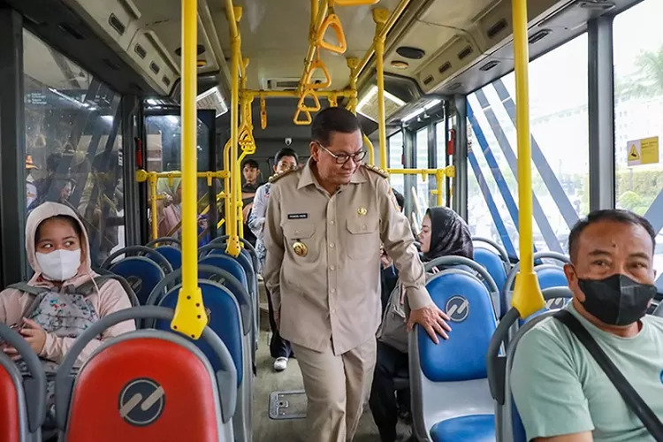 Gubernur Pramono Wajibkan Seluruh ASN DKI Naik Transportasi Umum Setiap Hari Rabu, yang Menolak Disuruh Pulang demi Wujudkan Budaya Mobilitas Baru di Jakarta