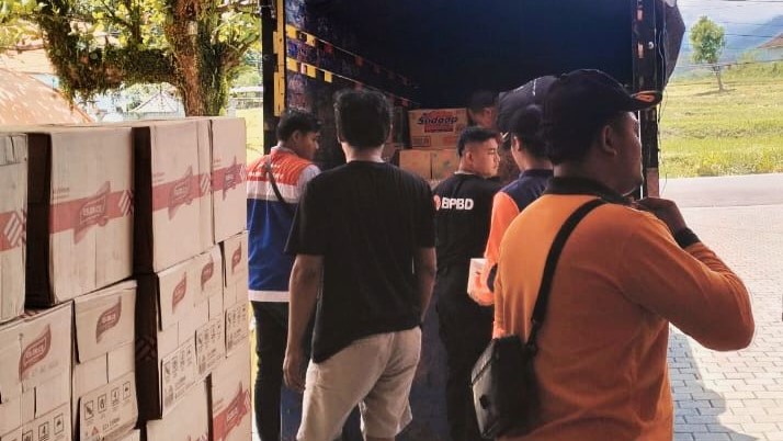 Pertamina International Shiping PIS Salurkan Bantuan Sembako Yang Berisi Bahan Pokok Untuk Membantu Keperluan Harian Warga Terdampak Dan Menjaga Kesehatan Mereka